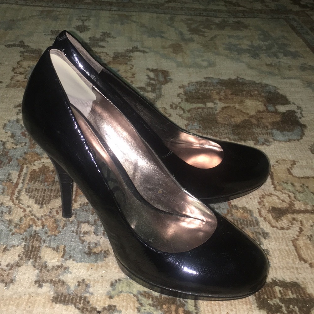 DKNY round toe pumps with small platform comfy!